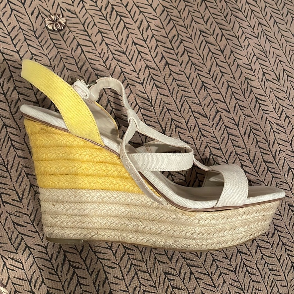 Nine West cream and yellow wedges size 10